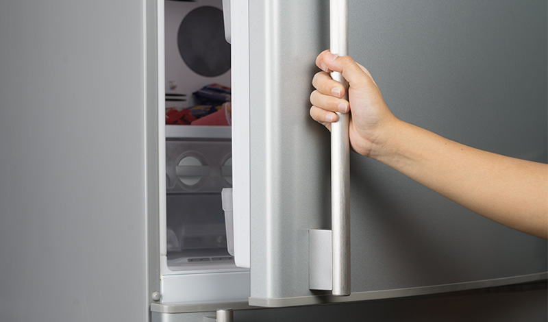 Vì bạn không phải thường xuyên mở tủ lạnh nên tủ lạnh lấy nước ngoài sẽ tiết kiệm điện hơn